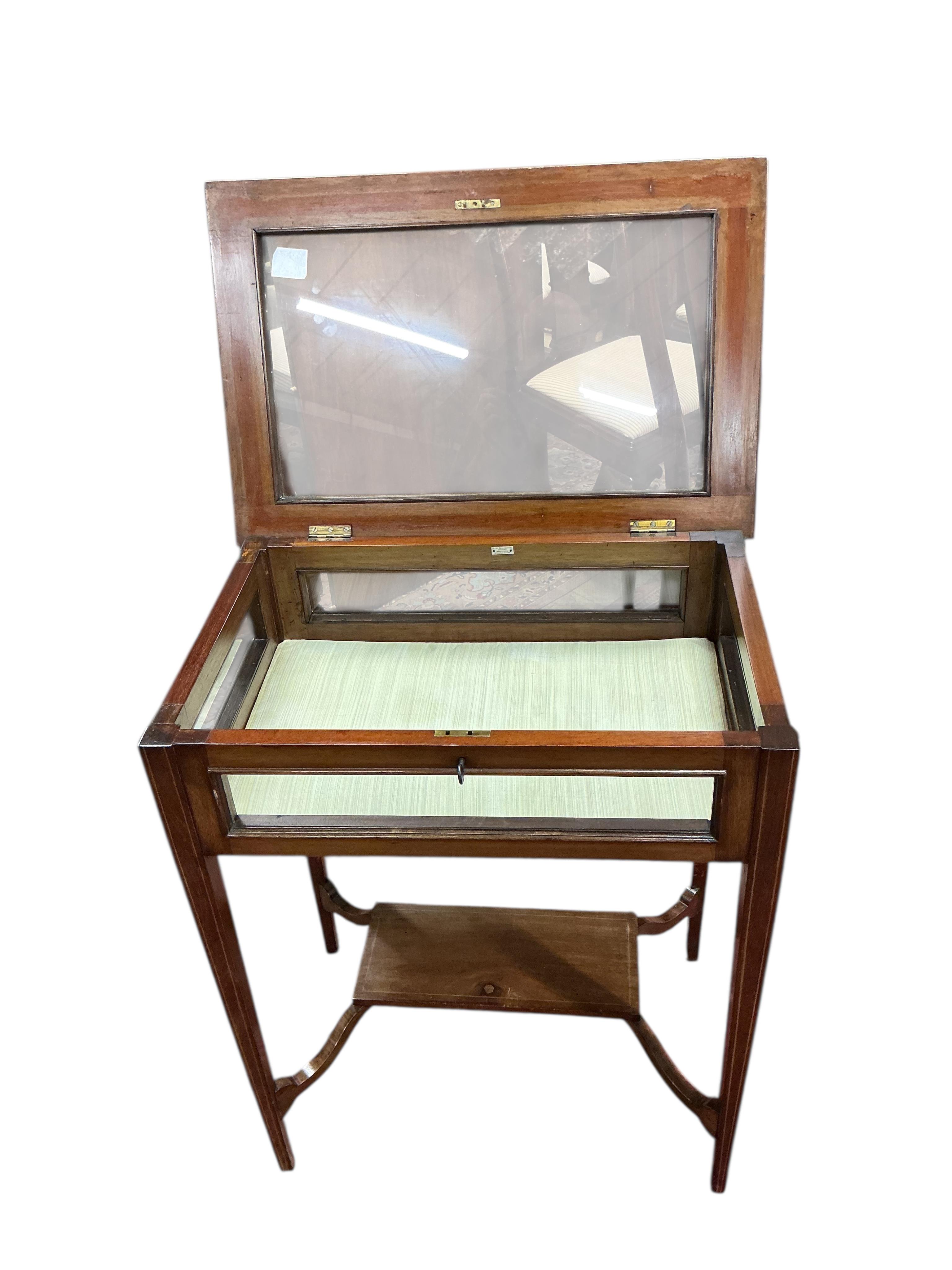 An Edwardian satinwood banded mahogany bijouterie table, width 61cm, depth 41cm, height 76cm